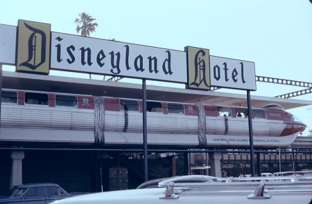 The original Disneyland Monorail stopped at the Disneyland Hotel station in 1963. (Photo by Robert J. Boser/EditorASC, http://www.airlinesafety.com/editorials/AboutTheEditor.htm. Photo used under Creative Commons license.)