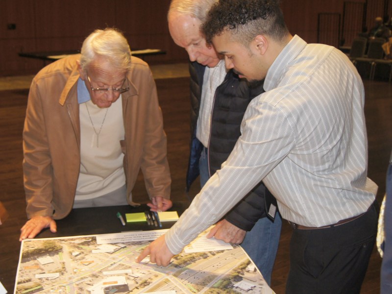 Powers Ferry area residents discuss transportation recommendations with staff