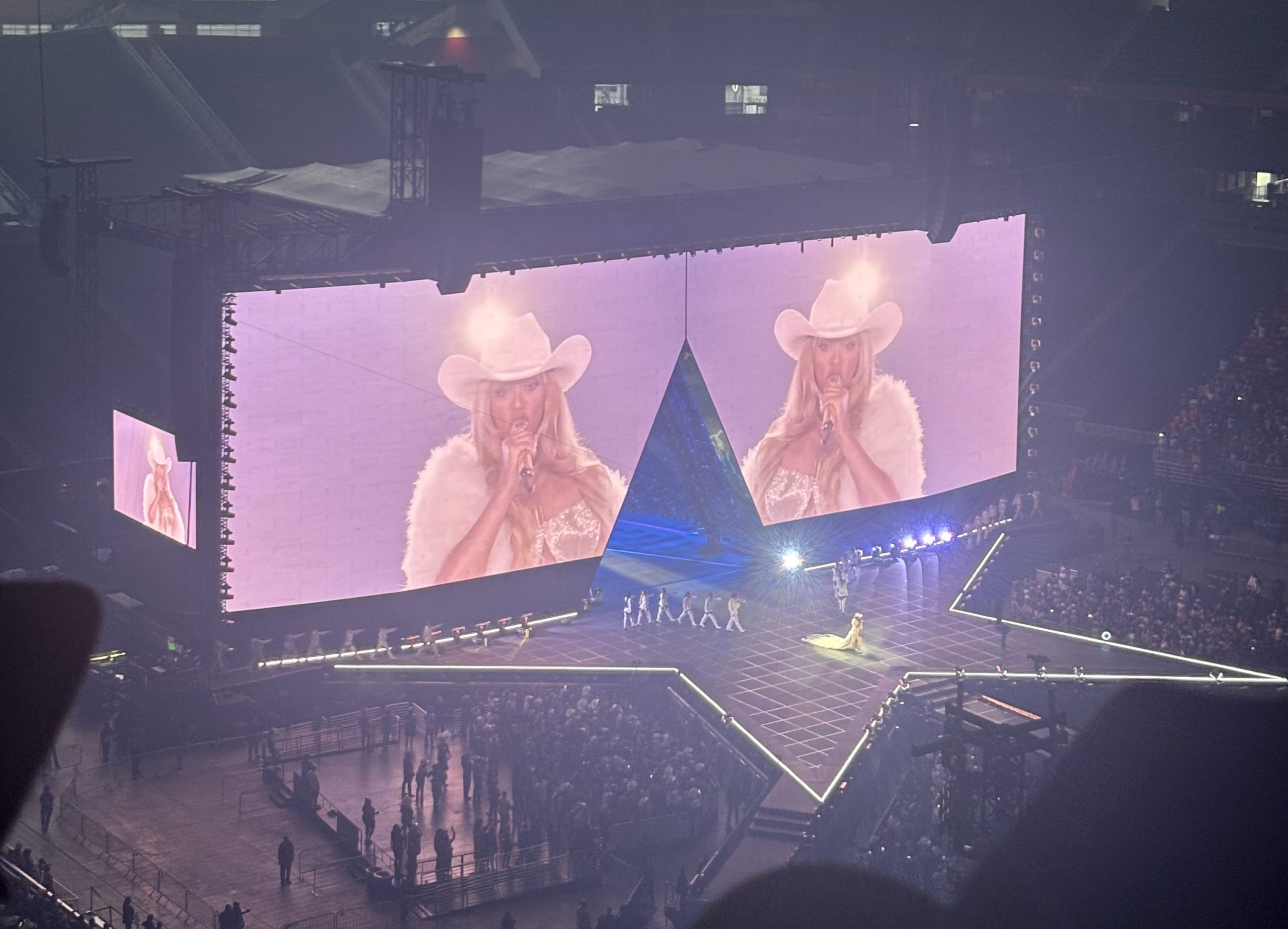 Concert Review: Beyoncé stuns in first 'BeyTL' Cowboy Carter show ...