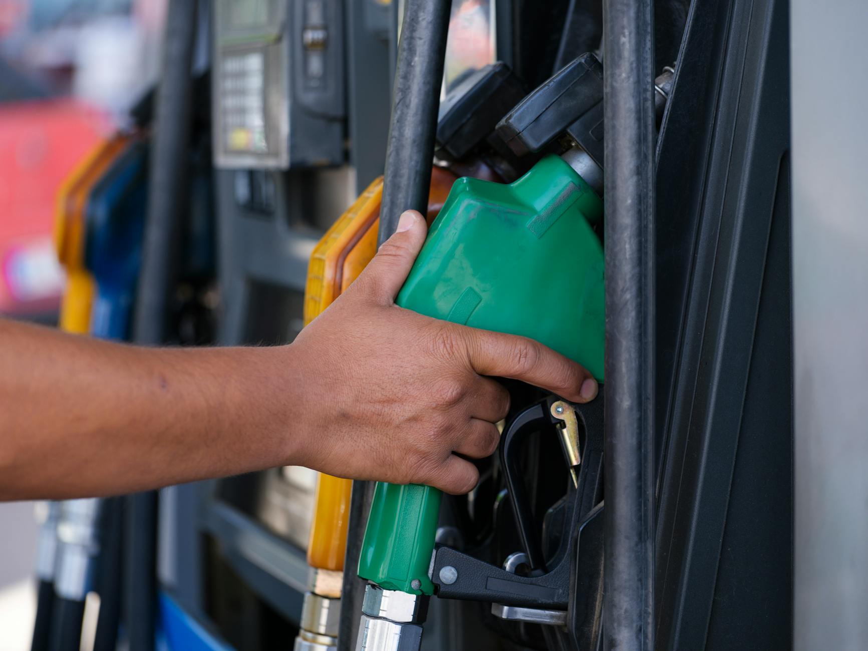 Gas prices spike again, oil prices jump as Iran war drags on